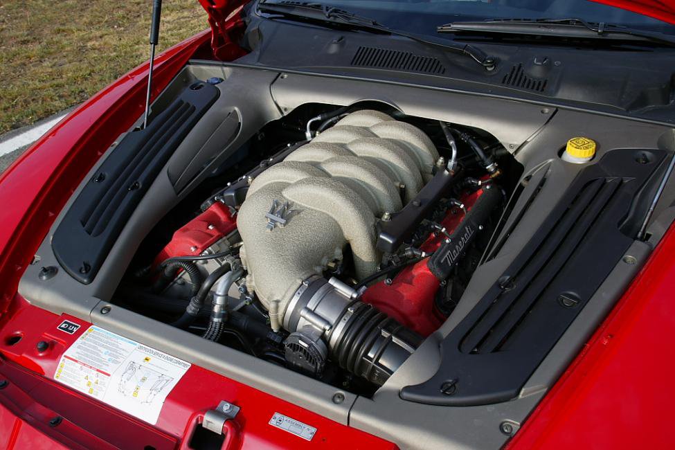 Maserati_V8_4.2l_engine_001.jpg