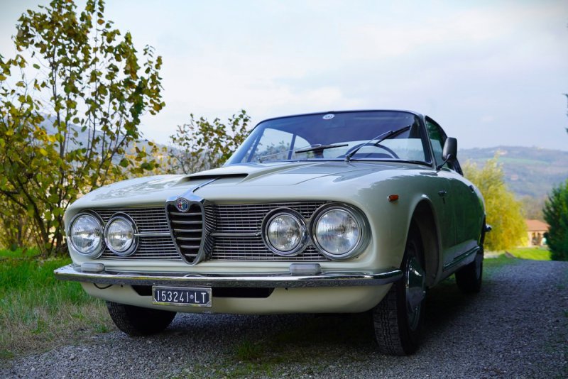1963-alfa-romeo-2600-sprint-67360e53ac407.jpg