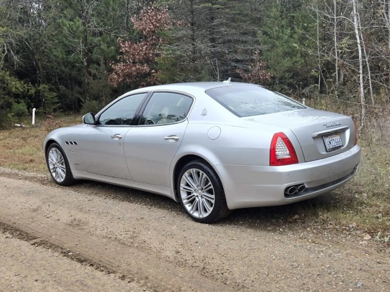2010_maserati_quattroporte_lrearqtr.jpg