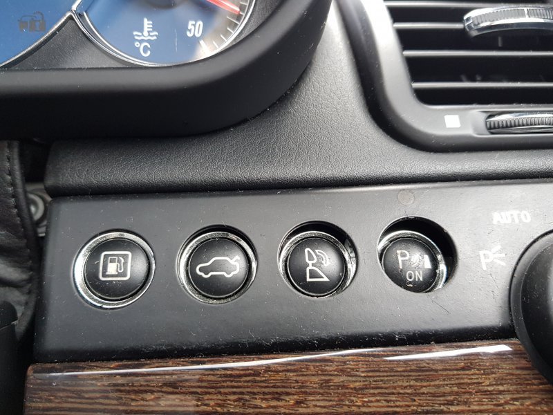 Parking sensor control button | SportsMaserati